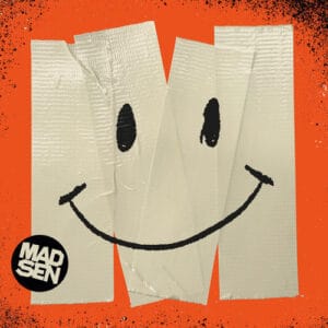 Die Illustration zeigt ein lächelndes Gesicht, das aus Klebeband auf orangefarbenem Hintergrund geformt ist. Unten links im Bild ist ein kreisförmiges Logo mit der Aufschrift "MADSEN".